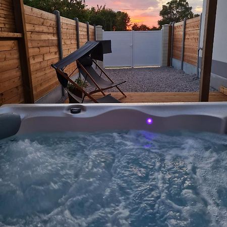 A Fleur De Spa : Maison Chaleureuse Avec Spa Privatif Et Billard. Coulogne エクステリア 写真