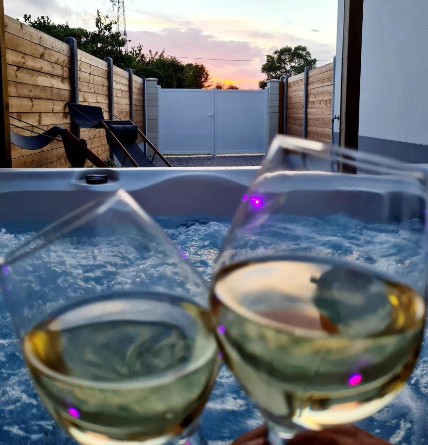 A Fleur De Spa : Maison Chaleureuse Avec Spa Privatif Et Billard. Coulogne エクステリア 写真